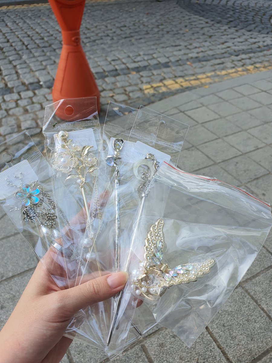 흐어엉.. 학원 가기 시루다... 놀러가서 산 비녀 자랑(?) 해봐용.. 헤헤