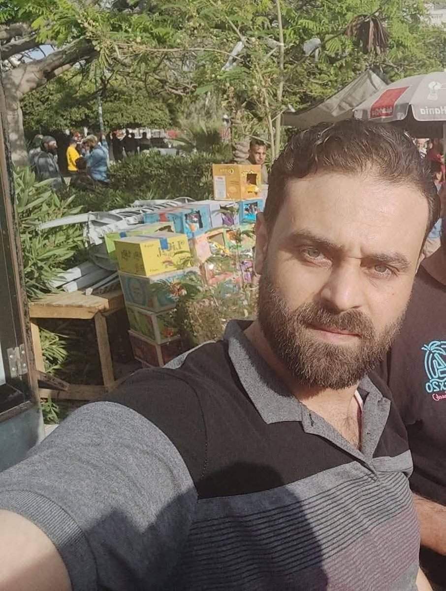 qadeyah_'s tweet image. من الأسر إلى الشهادة.. محمد الكحلوت يرتقي بعد معاناة مع الإصابة.

 استشـ..ـهاد الأسير المحرر محمد خالد الكحلوت؛ إثر مضاعفات تعرض لها بعد عملية جراحية.
وكان قد تحرر خلال الصفقة الأخيرة، حيث اعتقله الاحتلال سابقًا من داخل مشفى كمال عدوان بعد إصـابته وبتر قدمه.