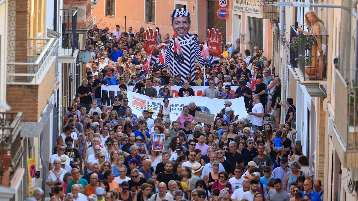 joanbaldovi's tweet image. A Mazón l&apos;ha fet dimitir el poble valencià, manifestació rere manifestació, mentre el PP i Vox el protegien.

Gràcies per haver estat a l&apos;altura de les circumstàncies i per no abandonar mai a les víctimes.

La dignitat valenciana és incommensurable.