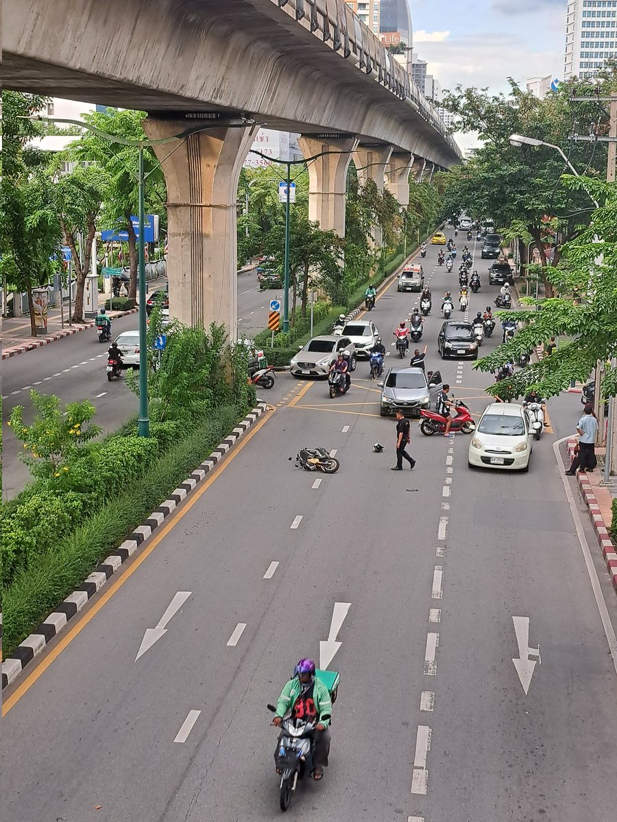 armando_surasak's tweet photo. @js100radio อุบัติเหตุ หน้าอารีย์ฮิล มุ่งหน้าอารีย์ https://t.co/EFmZk1laAd