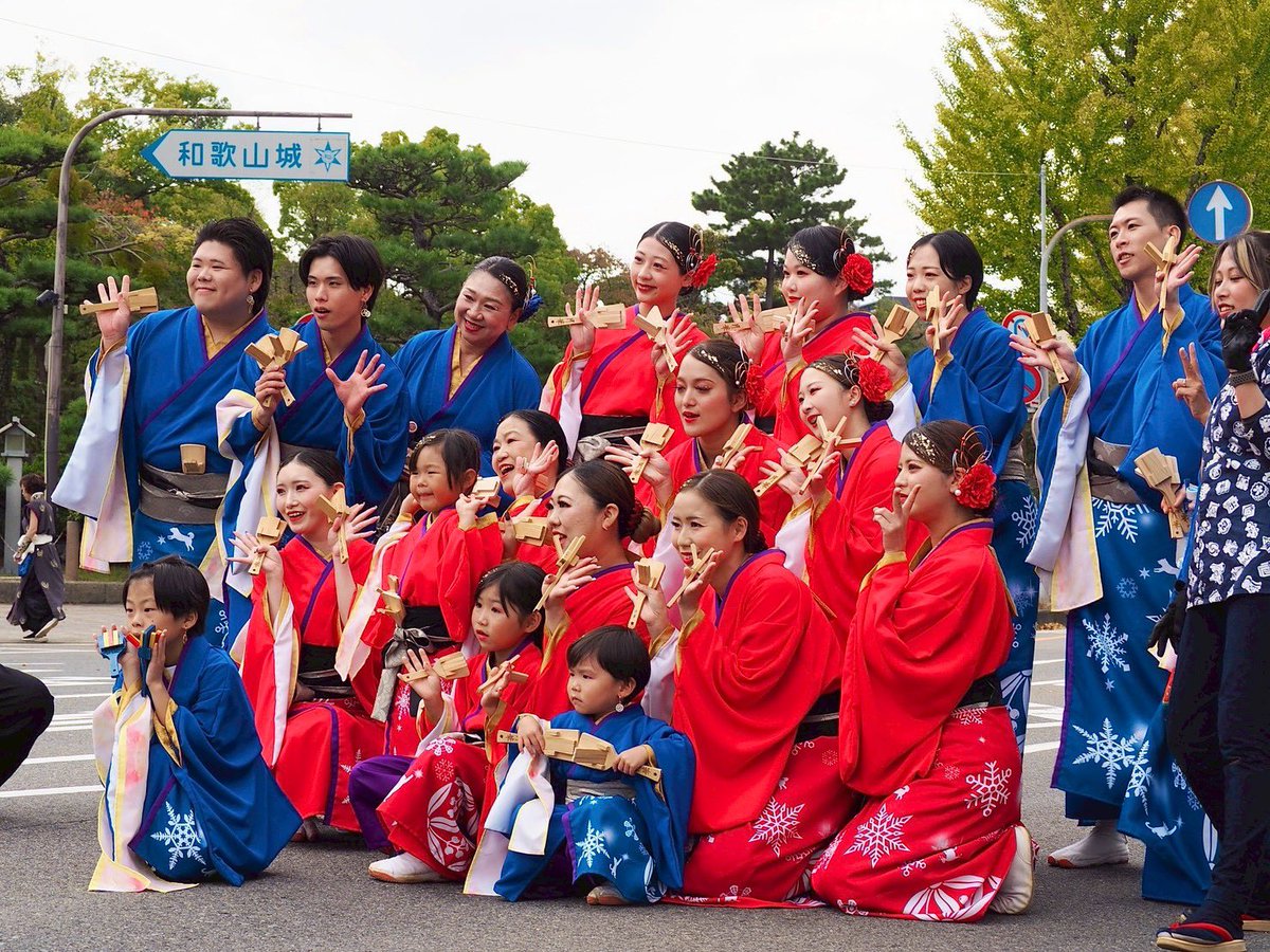 Gekka_4351's tweet photo. おどるんや2日間、ありがとうございました！！

たくさんの方々の応援のおかげで、優秀賞を頂くことができました✨
夜のスポットライトを浴びての演舞、初のけやきパレードも全て、メンバー全員とても楽しんで踊らせていただきました☺️

これからも月華の冬【華楽満天】をぜひお楽しみください🎅🏻🎷❄️ https://t.co/IXUGWf7u1J