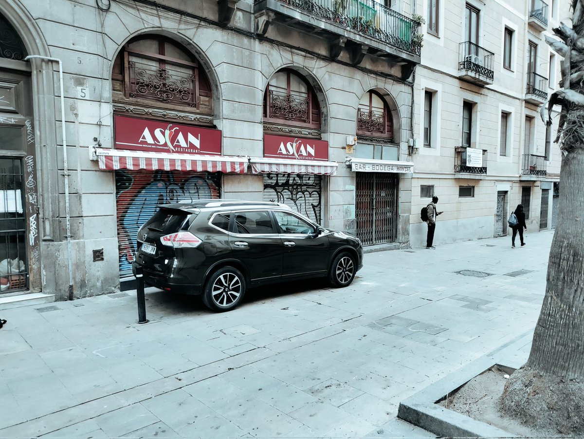 Hoy cierra definitivamente el Asían restaurant, siguiendo los pasos de la bodega Montse.
Están ganando por goleada los yonkis y LAS que les dan de comer.
Tenías que ser muy valiente para sentarte a tomar algo y tener a 3 metros 15 o 20 yonkis drogándose, gritando y pegandose.