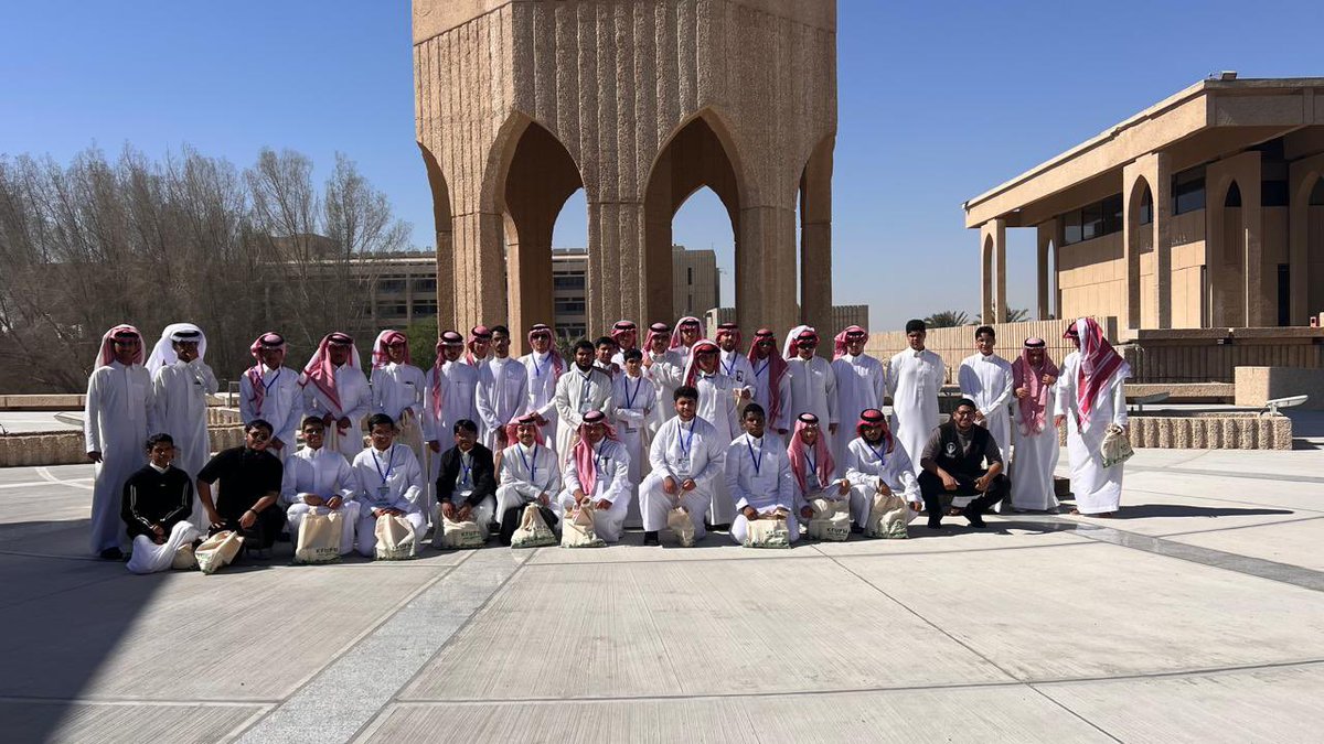 استقبل نادي الزيارات بـ #جامعة_الملك_فهد_للبترول_والمعادن اليوم الأربعاء مدرسة الدفي الثانوبة بالجبيل وذلك بعدد 34 طالب ومعلم

حيث قام النادي بعمل جولة أكاديمية و عرض تعريفي بالجامعة في قاعة المكتبة المركزية عن الجامعة  وتلاها زيارة تعريفية لقسم الفيزياء