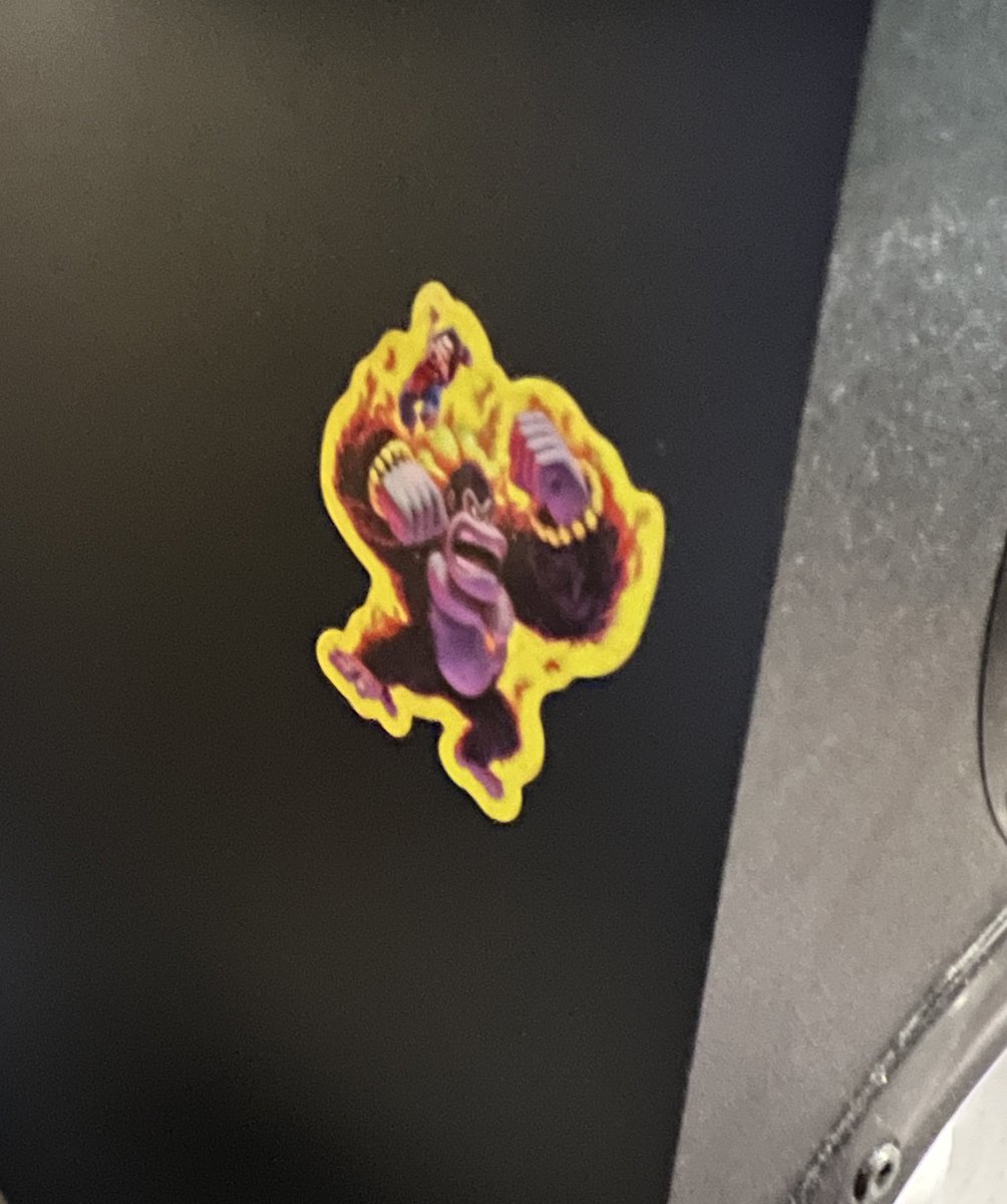 知らん間にスピーカーにバナンザのステッカー貼られててキレそう