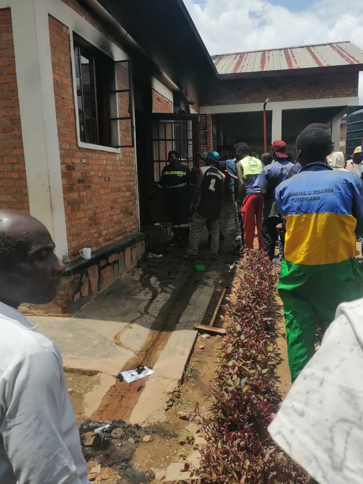 🚨 Amakuru agezweho

<a href="/Rwandapolice/">Rwanda National Police</a> imaze kuzimya y'umuriro wari wafashe iki kigo cya #IWE.
Inyubako yahiye yari irimo abana bane barwaye ariko batabawe bakurwamo bikiba. 

Kugeza ubu nta munyeshuri wagiriyemo ikibazo. 

Haracyabarurwa ingono y'ibyangiritse! 
94.5