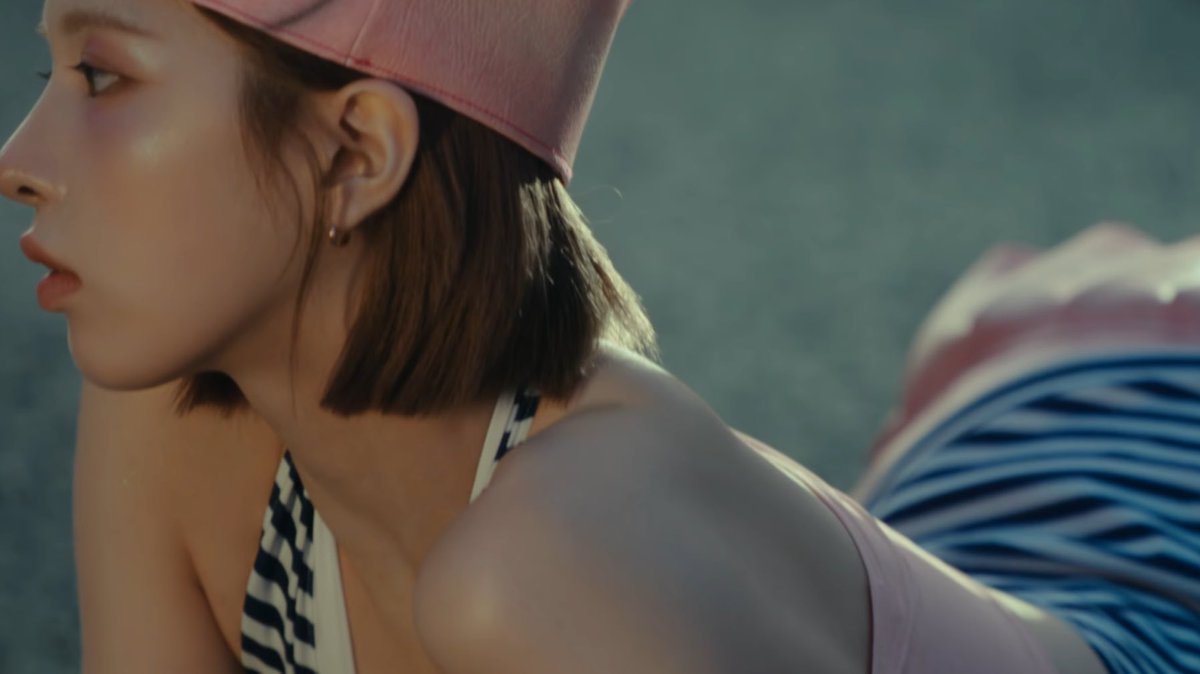 NMIXX’s Bae serves in “Reality Hurts” MV