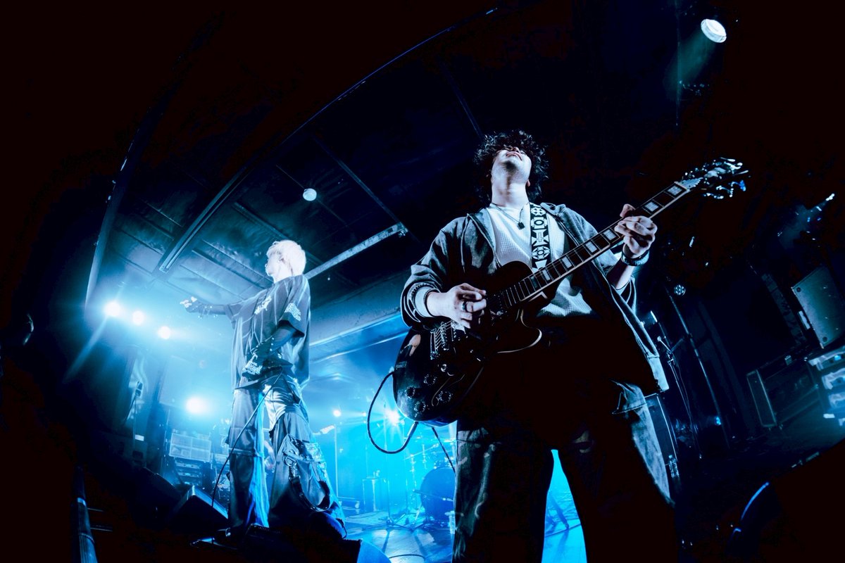 ZONHAofficial's tweet photo. 11/1 渋谷GAREET  ZONHA×梨駆 
ZONHA初LIVEありがとうございました。
来てくれた、皆様、ZONHA Live team、歌いに来てくれたLEI'OH君、そして対バンしてくれた、梨駆、本当にありがとうございます。

ZONHAは今日から物語開始です。
OiboyとYumaをよろしく！！、
📸@_a_k_i_000
#ZONHA #oiboy #band https://t.co/cVI7uVZRbT