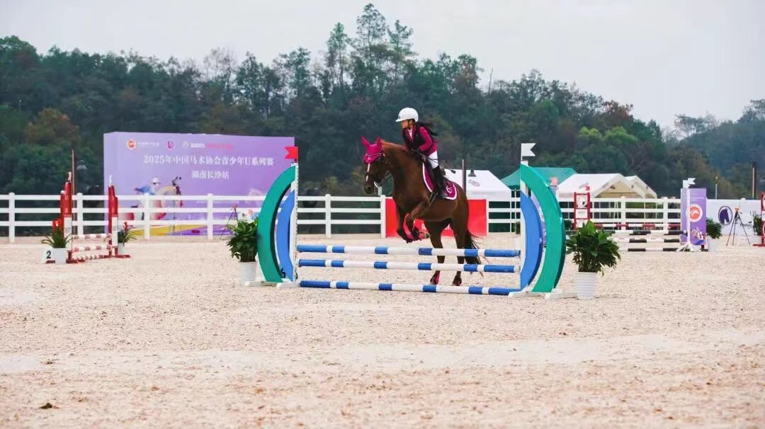 Congratulations to eight-year-old Cao Xuemo from Shazitang Primary School in Yuhua district, Changsha! She won the national title in the U10 30cm obstacle course at the National Youth Equestrian Series in Changsha with a perfect round, scoring zero penalties on Nov 2.