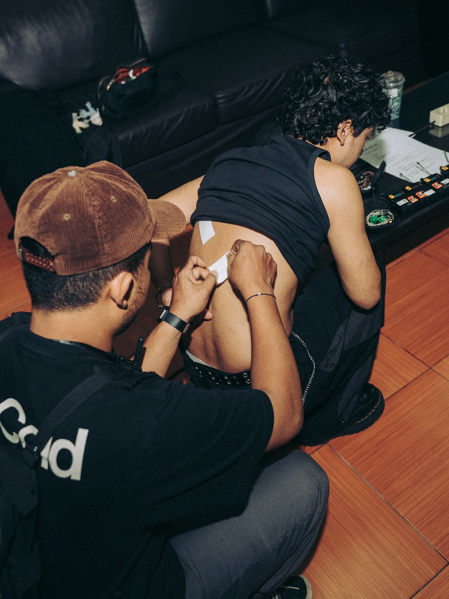 aku di atas                           aku di bawah
panggung                             panggung