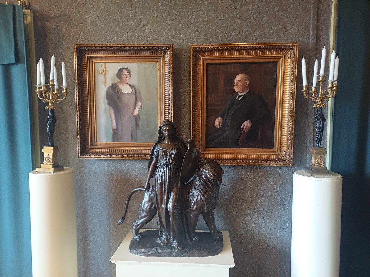 Suomen Sisu kokoontui 1.11. Pyhäinpäivänä suurkäräjille Luumäen vanhalla suojeluskuntatalolla.

Yhdistyksen uudeksi puheenjohtajaksi valittiin Jani Leppänen, II varapuheenjohtajaksi Timo Hännikäinen ja uusiksi käräjäneuvoksiksi Nico A. Saramo ja Valtteri Lahti.

1/2