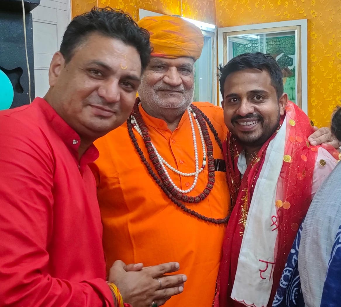 हमारे परिवार की बेटी ने पूरी दुनिया में देश और परिवार का नाम रोशन कर दिया।
हर्ष के साथ सभी को बताना चाहता हु के विश्वकप विजेता Women Cricket team की सदस्य 
प्रतिका रावल के पिता श्री प्रदीप रावल आम आदमी पार्टी से वार्ड- 86 के अध्यक्ष है और हमेशा पार्टी के प्रति समर्पित रहते है।