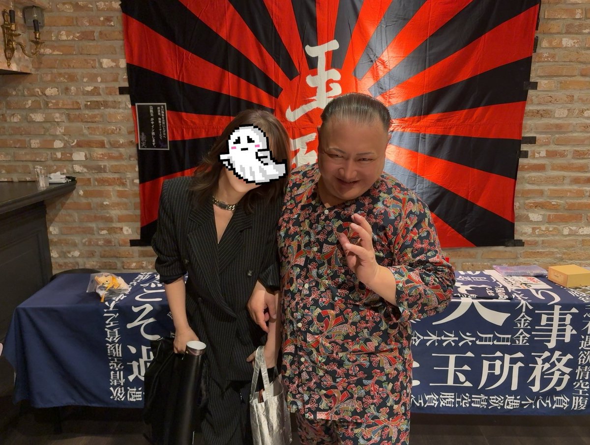 LillyRico8's tweet photo. 大昔ヴィレヴァンで一目惚れ→靖国遊就館の英霊方の中に中将の面影を探す→忘却の彼方に→近年、赤尾敏氏、田中角栄氏の演説をYouTubeで観まくってたら遂に廃人演説家・鳥肌実がおすすめに。
結果、思い出しどハマりして初毒演会へ♡
今の🐦‍⬛さんもメロく妖しく、とっても素敵でした(•͈⌔•͈⑅) https://t.co/70yTZwxK70