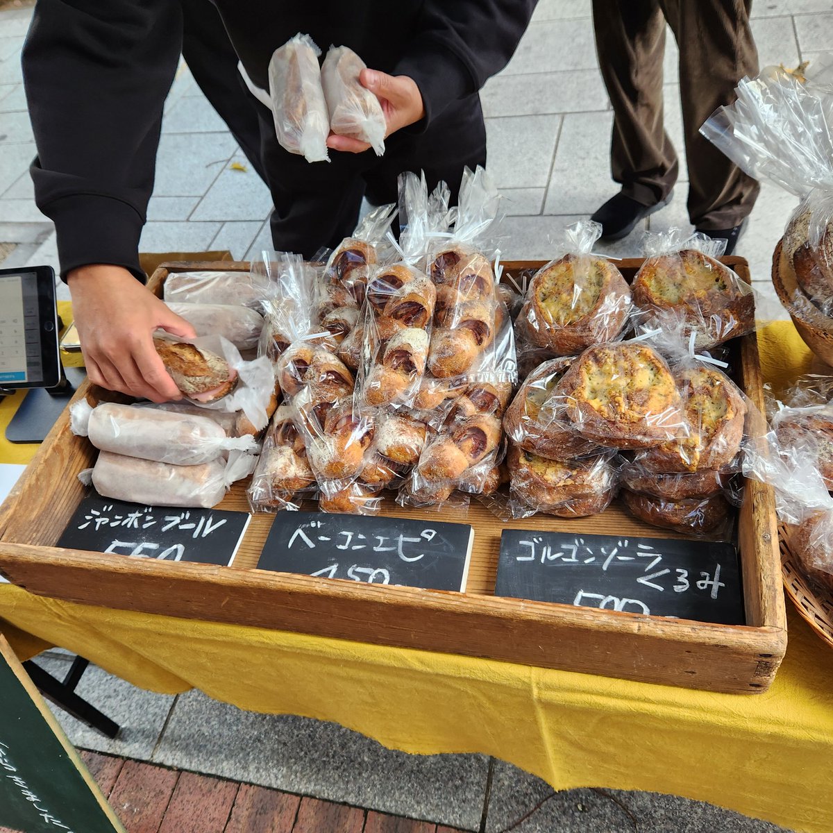 momozo64816411's tweet photo. 『#まさもと』のパン🥖
赤塚の角打ちをやってるお店
なかなか行けないので11月のLivingloopでは必ず買います!
2種のレーズンとクリームチーズのパンがすごい旨い😍
『#SOROR』のタコライスBOX 12時半頃に残りわずかでGET👍
一番人気のお店👑 https://t.co/kgkaRp5GiJ