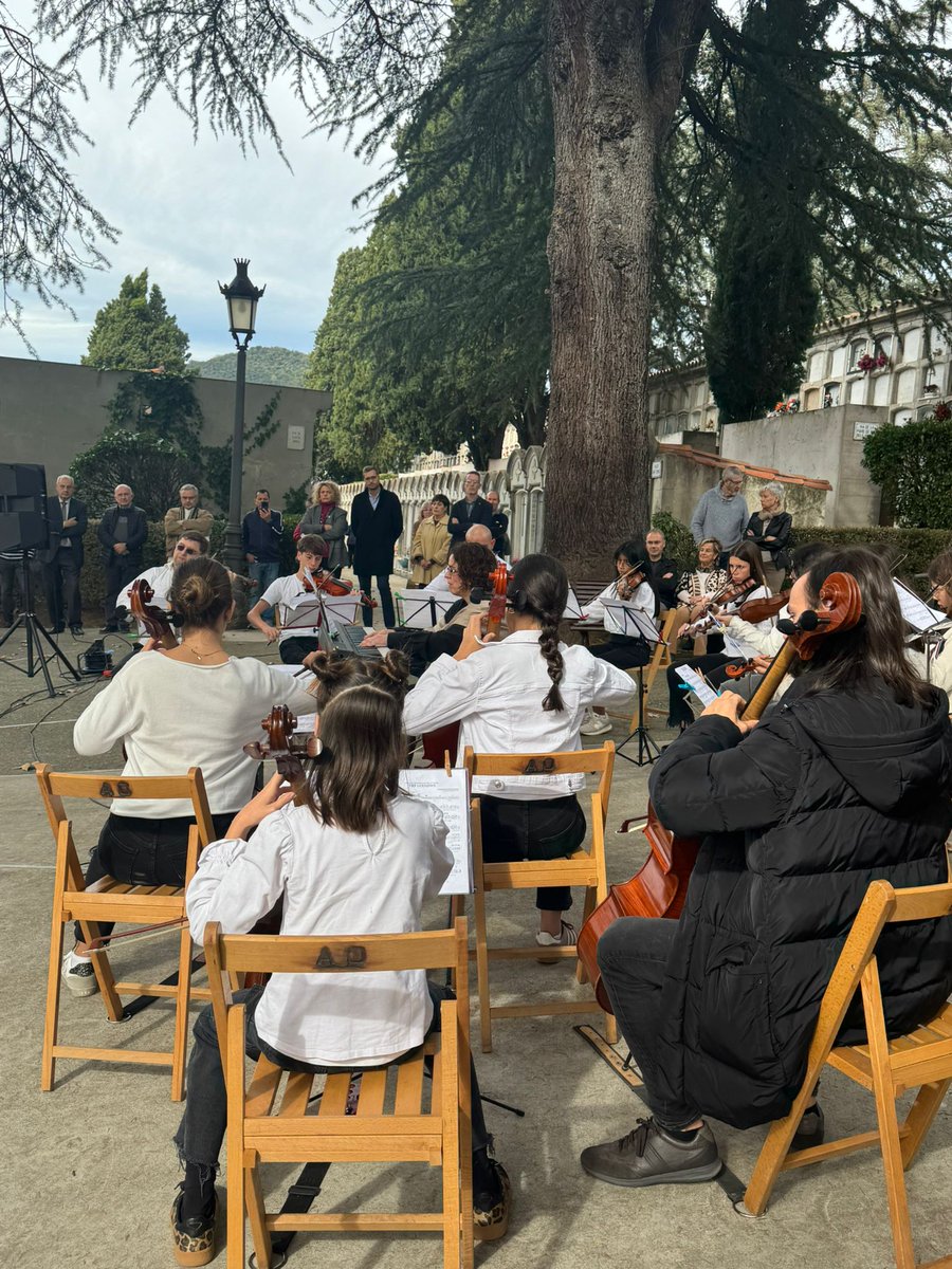 El passat dissabte 1 de novembre la Camerata de l'escala de música va interpretar diverses peces en l'acte de Tots Sants, en record als difunts, que va tenir lloc al cementiri d'Olot.
<a href="/oloteducacio/">Olot Educació</a> <a href="/OlotCultura/">Olot Cultura</a>