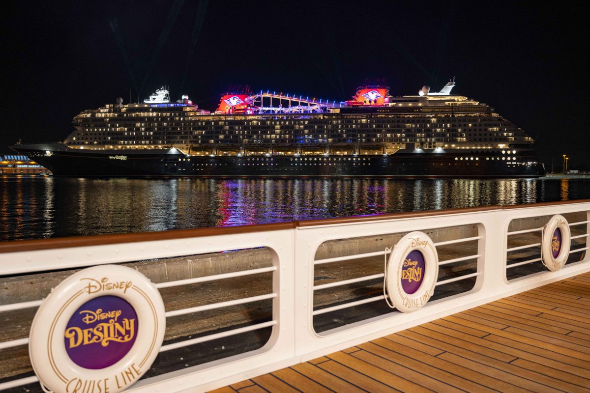 Mouseland_magic's tweet image. After a 2-week journey across the Atlantic, the Disney Destiny has arrived in Florida! 🚢✨ The heroes-and-villains-themed ship was welcomed by Minnie at Port Canaveral before heading to Port Everglades. Guests got a first listen to the ship’s horn playing “Go the Distance”.