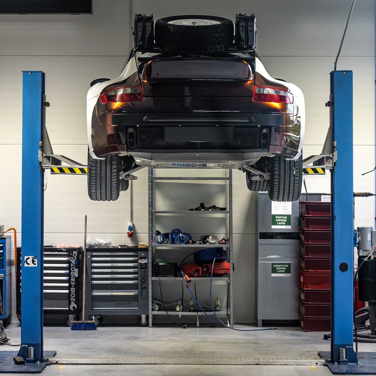 recaroauto's tweet photo. The RS-7 from the KALMAR Group is the youngest Safari evolution of the iconic Porsche 911. For this edition, off-road performance and distinctive design are the key drivers: a perfect match with the RECARO Sportster CS👏
#RECARO #RECAROAutomotive #WorldofRECARO  #kalmarautomotive https://t.co/Kg1NUclHyb