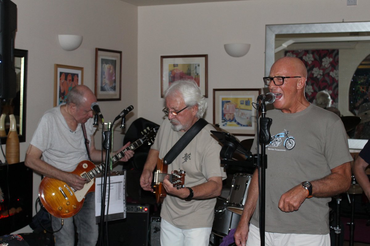 Pieces in November 2015

The Beaufort Arms, Crickhowell

#Crickhowell
#Music #photooftheday #rhythmandblues #60s #BirthtoReunionandBeyond

<a href="/JWPReardon/">John</a>
<a href="/vixmix144/">Victor Johnson</a>