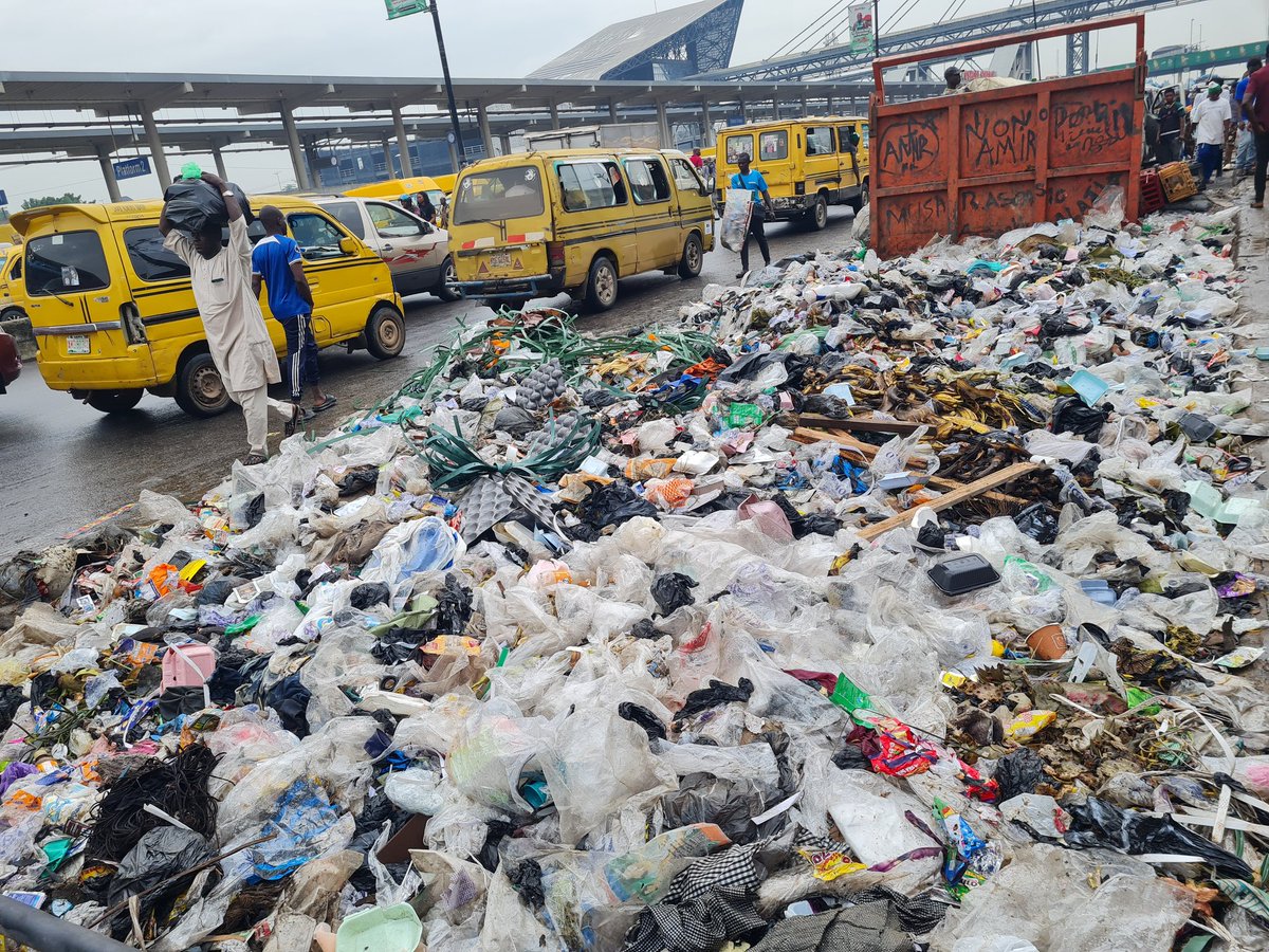 shabach02's tweet photo. This is our popular oshodi market. Twe call on the Lagos state government to please see to this. This is unhealthy. @jidesanwoolu https://t.co/jP3KnuzysQ