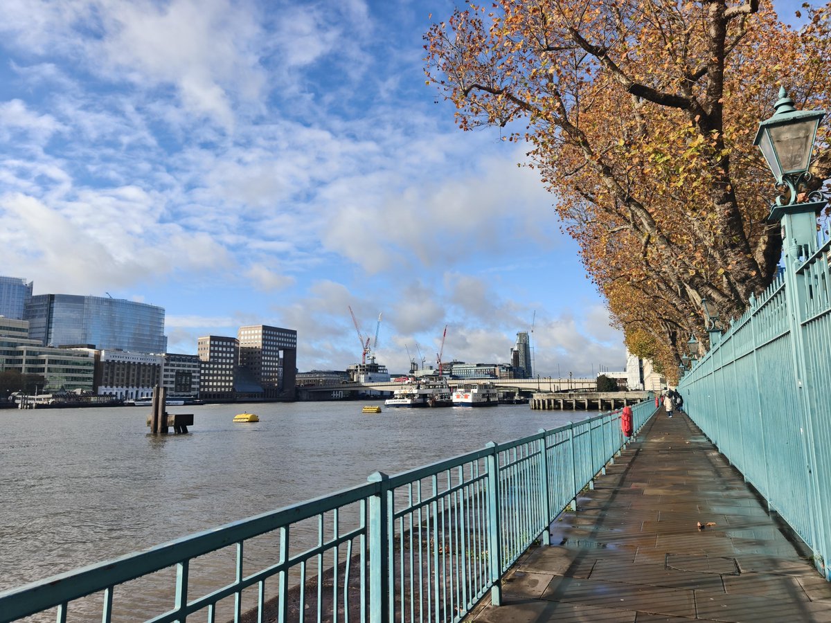 badabelle14170's tweet image. Exploring the riverside, where the city skyline meets the Thames. The walkways, the calm water, and the autumn trees bring a sense of serenity amidst the bustling city. A perfect moment to stop and admire London’s charm. 🍁

#ThamesViews #LondonAutumn #RiversideWalk