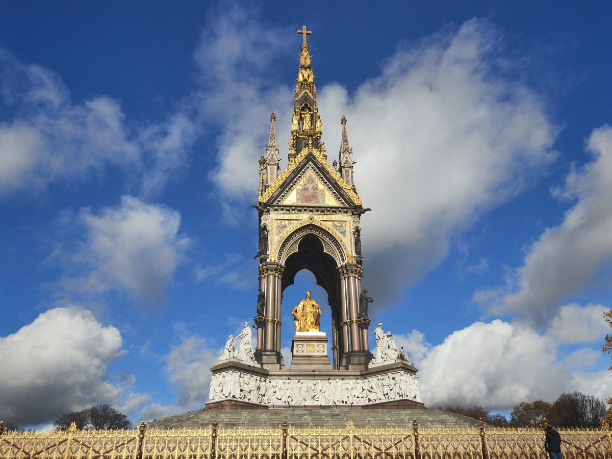 badabelle14170's tweet image. Exploring the riverside, where the city skyline meets the Thames. The walkways, the calm water, and the autumn trees bring a sense of serenity amidst the bustling city. A perfect moment to stop and admire London’s charm. 🍁

#ThamesViews #LondonAutumn #RiversideWalk