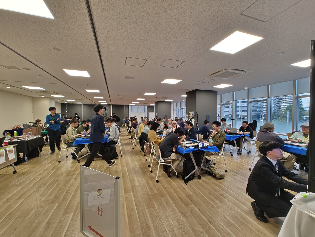 #バックギャモン の大会に出てきました🎲初出場で初級戦総合3位とありがたい結果で終えて帰路についてます🌞
楽しませてくれた運営の方々と遠慮なく撮影させて頂きましたの図です📸
#BACKGAMMON #頭の糖分なくなった