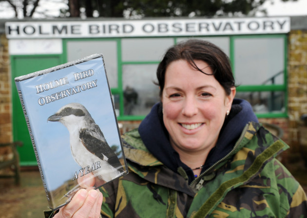 holmebirdobs's tweet image. It is with heavy hearts that the Council of Trustees has to announce that due to continuing ill health Sophie has made the difficult decision to step down as Warden at Holme Bird Observatory.  Sophie has provided us with a farewell message to share with you all (🧵1/6):