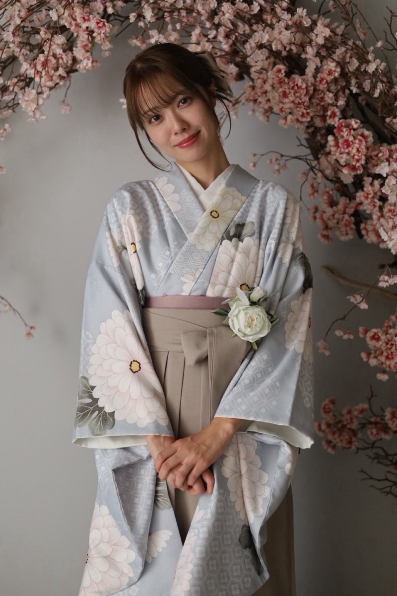 Odaeristmas's tweet photo. アットヨコハマさんで
すごーく素敵な袴で横浜探検👘

袴自分で選んだけど
いつも何でも水色みたいな色選ぶから
今回は緑とか赤とか選んじゃうぞ！って
思ってたのに結局水色！好きなんだな！🩵

お見合い写真みたいな写真も…📷👴
もしもの時は使いますね！！！

ぜひ読んでくださーーーい！！！！！ https://t.co/NCqlE0eCoi