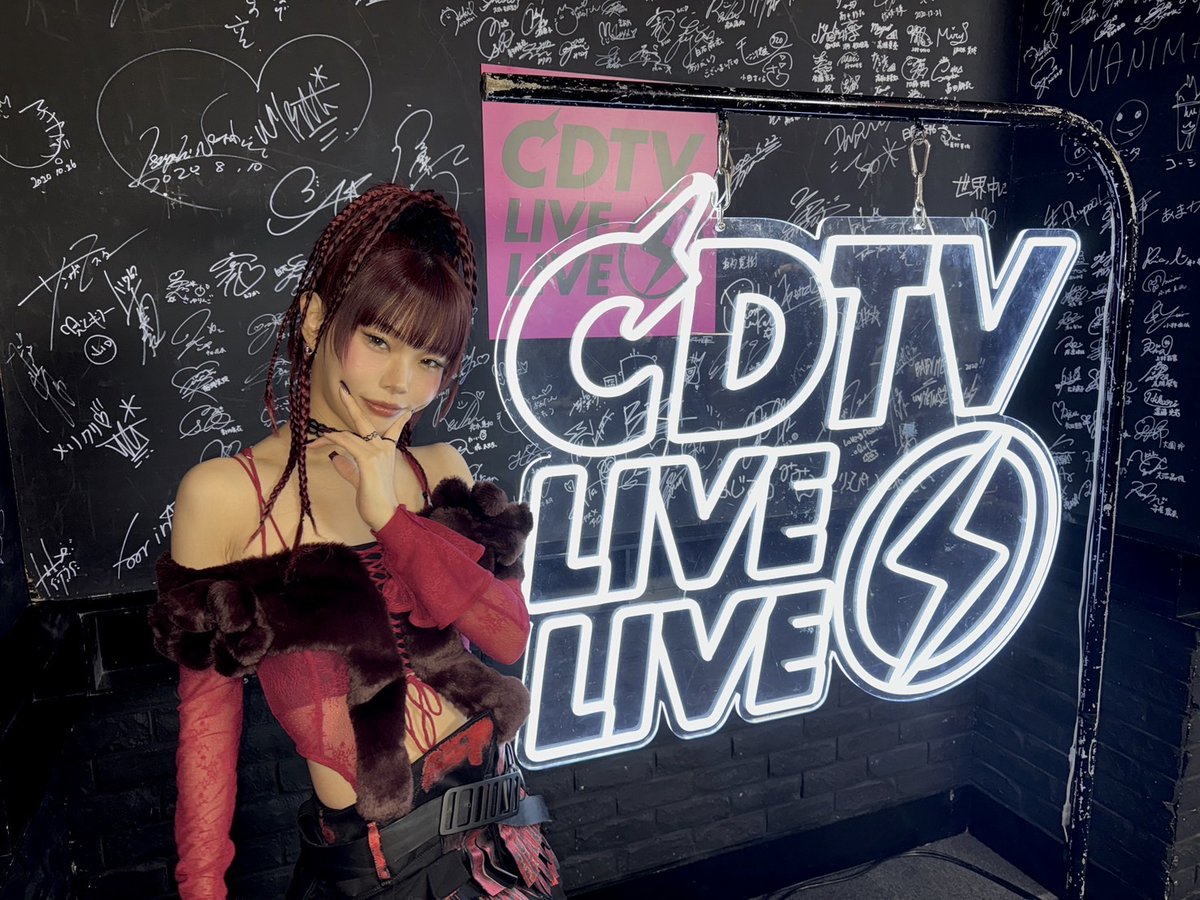 #CDTVライブライブ
今夜も激アツLIVEをお届け❤️‍🔥⚡️
本番直前ショットで実況中だよ📸

このあとは 
#アイナ・ジ・エンド が登場！

ＳＮＳ総再生数１２億回を突破！
大人気アニメ『ダンダダン』の主題歌
「革命道中 – On The Way」を
フルサイズでおかわりライブ🍚✨

#TBS