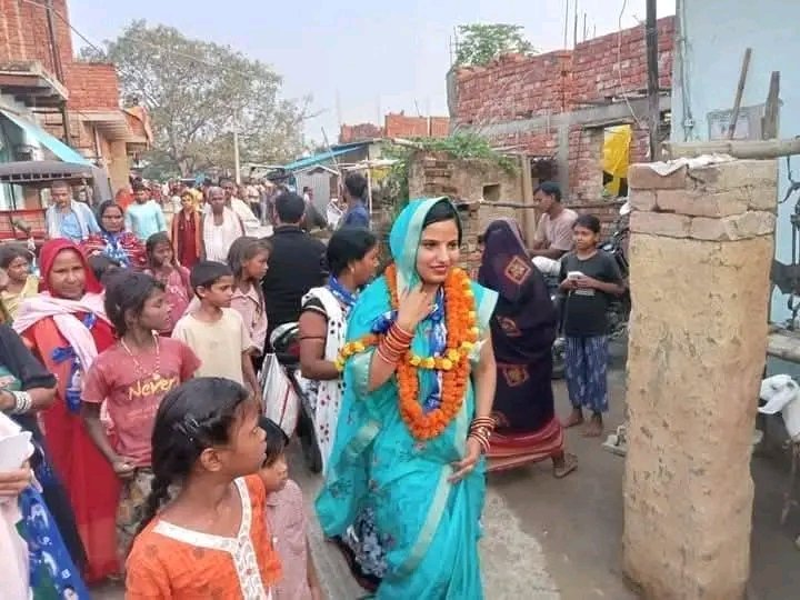 बिहार मोहनिया बसपा जीत रही है 👇🏻
यह बहुजन समाज पार्टी के प्रत्याशी बिहार के मोहनिया विधानसभा से बहुत ही इमानदार कर्मठ शिक्षित और पार्टी कार्यकर्ता ओमप्रकाश दीवाना गायक जी है। देखिए बीएसपी दिन पर दिन मजबूत होती जा रही है क्योंकि एक तरफ प्रत्याशी जी और दूसरी तरफ उनकी पत्नी भी मैदान