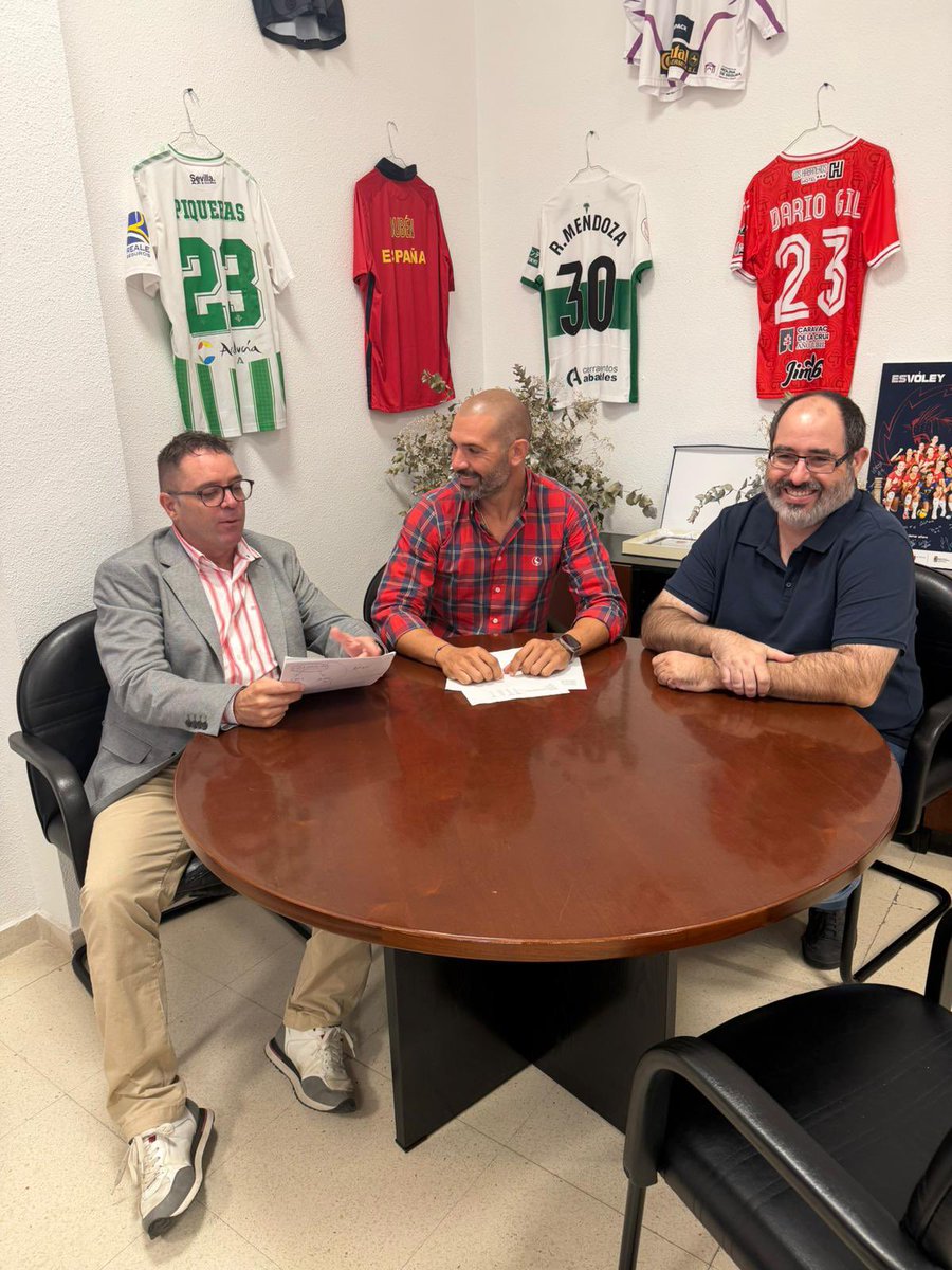 Reunión con Javier Valera, presidente de la Federación de Ajedrez ♟️ de la Región de Murcia y Alejandro, presidente de Thader Chees De Molina de Segura. 

🤝 Trabajando de la mano para traer a nuestra ciudad la final del Campeonato Regional de Ajedrez ♟️