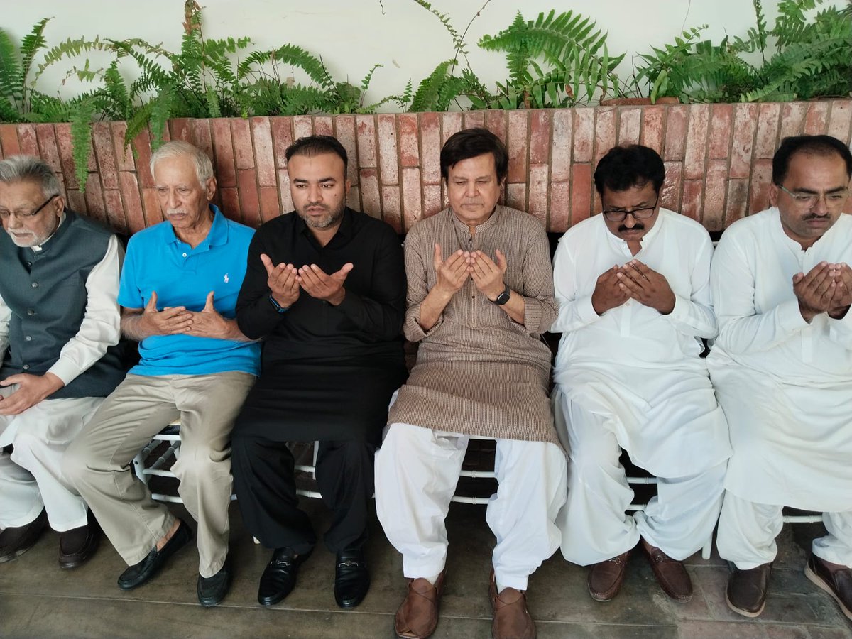 میمبر ضلعی کائونسل قمبرشہدادکوٹ عامر خان گوپانگ، پ پ پ  ضلع ڈپٹی انفارمیشن سیکریٹری جاوید احمد چانڈیو، پ پ پ ضلع رابطہ سیکریٹری محمد عمر چھٹو اور پ پ پ تعلقہ نصیرآباد کے ڈپٹی انفارمیشن سیکریٹری عبدالمجید بروھی خیابان گزری، ڈیفنس کراچی میں سابق وزیراعلیٰ سندھ و سابق وزیر دفاع