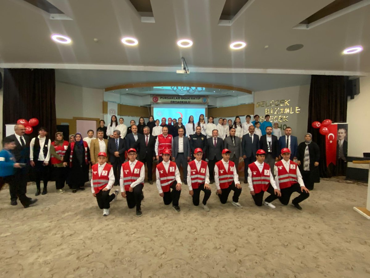 Pursaklar İmam Hatip Ortaokulu'nda düzenlenen Kızılay Haftası kutlama programı Kaymakamımız Üzeyir Aziz Özeren, Emniyet Müdürümüz Eşref Güldemir,Milli Eğitim Şube Müdürleri,Kızılay Pursaklar Şube Başkanı Hasan Karaağaç,öğretmen ve öğrencilerimizin katılımlarıyla gerçekleştirildi.