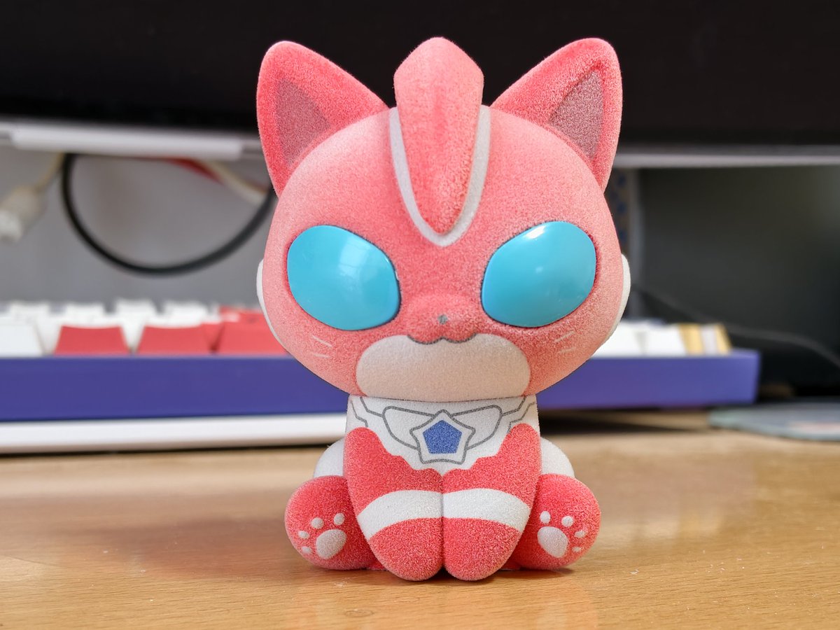 ウルトラマン猫猫 ブラインドボックス開封結果
1箱目でいきなりシークレットのバーニングブレイブが出たでござるッ！
フロッキー加工で毛並みの感触を楽しめる

Ultraman Mao Mao Blind Box Unboxing Results.
Right from the first box, I pulled the secret Burning Brave!
The flocked finish lets
