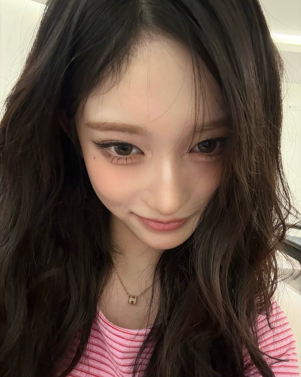 picsleeseo_'s tweet photo. leeseo instagram update 🌹 https://t.co/A7grf9VNFI