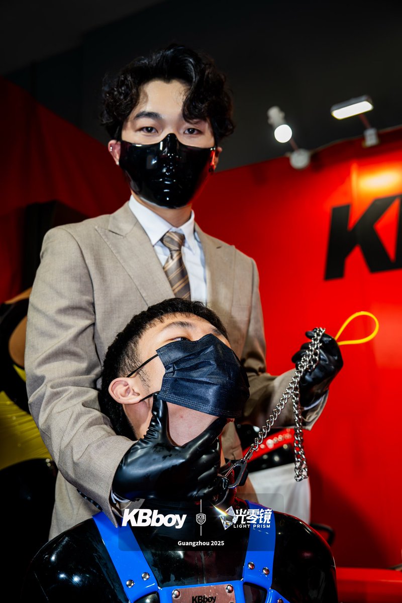 “在迷离的灯光里，把你的命运交在我的手上吧”
品牌🛍️：<a href="/kbboy_official/">KBboy</a> 
摄影📷：<a href="/LightPriSM2023/">光零镜🌈LightPriSM</a> 
乳胶🐶：@Devil_2005_