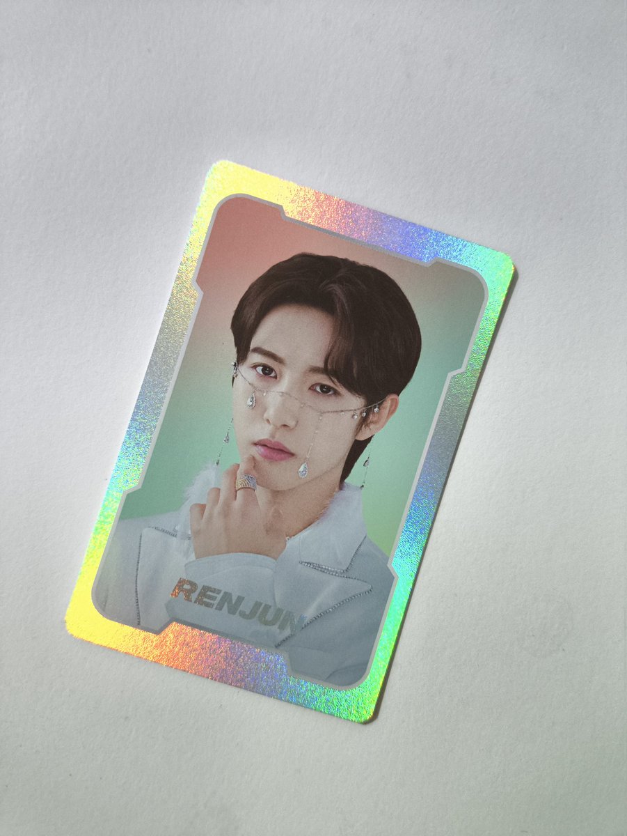i wanna join the trend

the idol                                       vs              the photocard