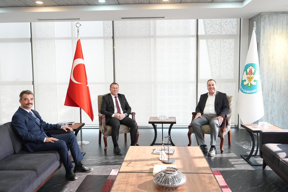 Şehzadeler diyarı Manisa’da, Büyükşehir Belediye Başkanımız Sayın Besim Dutlulu’yu ziyaret ettik.

Belediyelerimiz arasındaki iş birliğini güçlendirmek, geleceğe yönelik ortak adımlar atmak adına çok verimli bir görüşme oldu.

Gösterdiği misafirperverlik ve içten sohbeti için