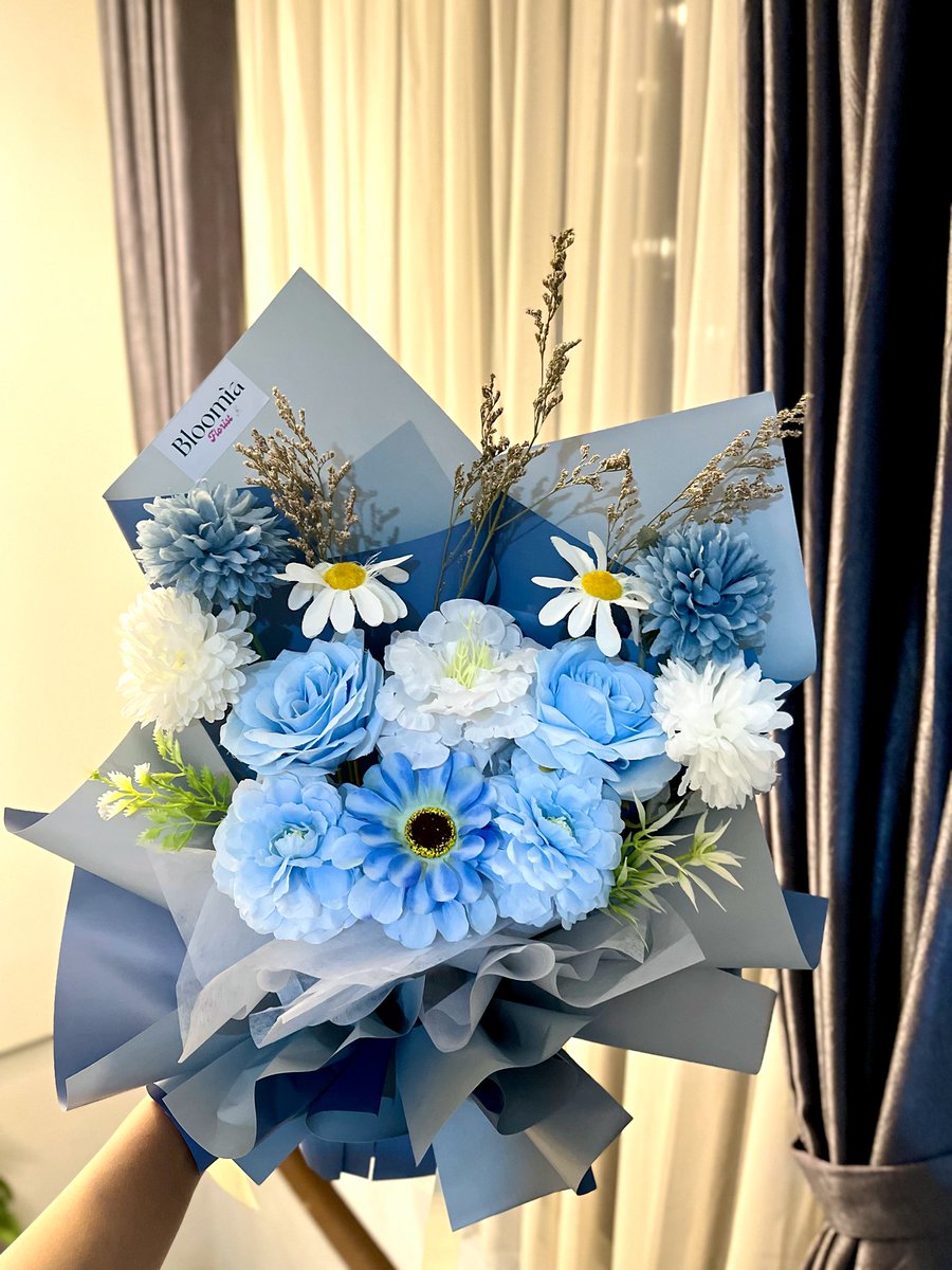 koleksi bouquet dengan tema warna biru dan wrapping yang modern gini cantik banget 🥹💙
—
Yuk, pilih bouquet favorite mu untuk setiap momen spesial, mulai dari wisuda, anniversary, hari ibu, valentine dll 💐
 Untuk kontak order: 📞 Whatsapp (0851-2131-0248) or DM Fast Response