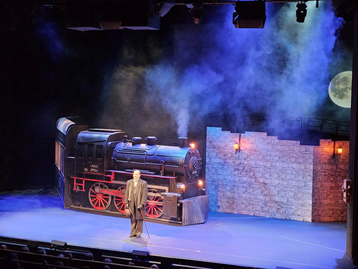 Idän pikajunan arvoitus on katsomisen arvoinen murhamysteeri. Ja mikä lavastus! 
#kuopionkaupunginteatteri #poirot #salitäynnä