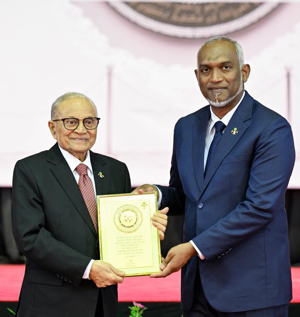 ނޮވެމްބަރު ތިނެއްގެ ޝަރަފުގެ ޚާއްޞަ  އައްޑަނަ އަޅުގަނޑަށް ދެއްވިކަމަށްޓަކާ  ޢިއްޒަތްތެރި ރައީސުލްޖުމްހޫރިއްޔާ   މުޙަންމަދު މުޢިއްޒަށް  <a href="/MMuizzu/">Dr Mohamed Muizzu</a> ނުހަނު އިޚްލާޞްތެރި ކަމާއެކު ޝުކުރުދަންނަވަން.  

އަޅުގަނޑުގެ ނަޒަރުގައި މިފަޚުރުވެރި އައްޑަނައިގެ ޙައްޤުވެރި ވެރިންނަކީ ހިތްވަރުގަދަ