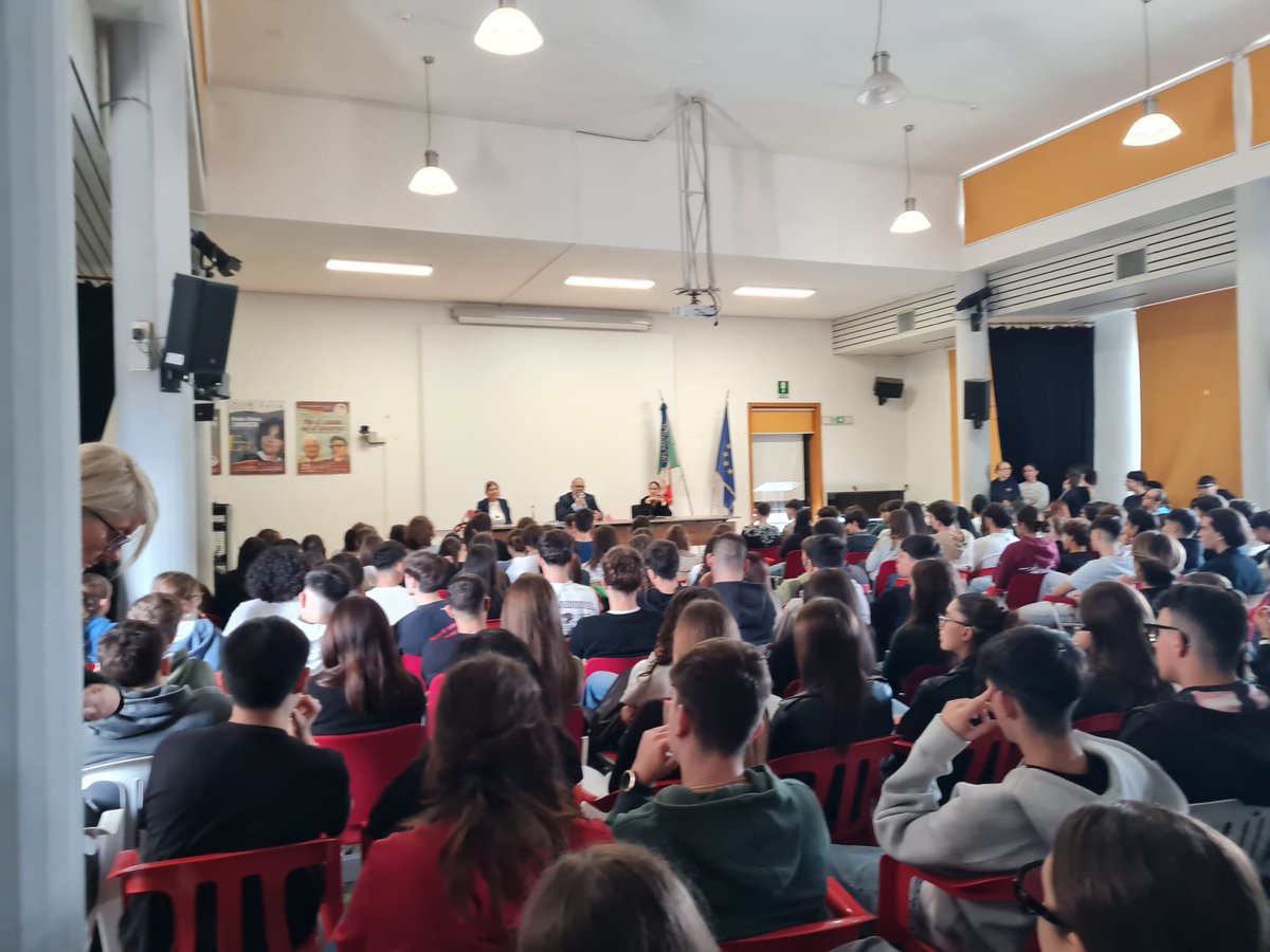 FaiLecce's tweet photo. Presentazione delle Borse di studio ‘Paolo Frascella’ c/o il liceo Scientifico Da Vinci di Maglie. Il claim di quest’anno è: “Pensa il futuro, agisci il presente”. Premiazione il 18/12. Buon lavoro ai ragazzi. @FaiPuglia @fai_cisl @CislLecce @OnofrioRota https://t.co/lyNbY5ooR2