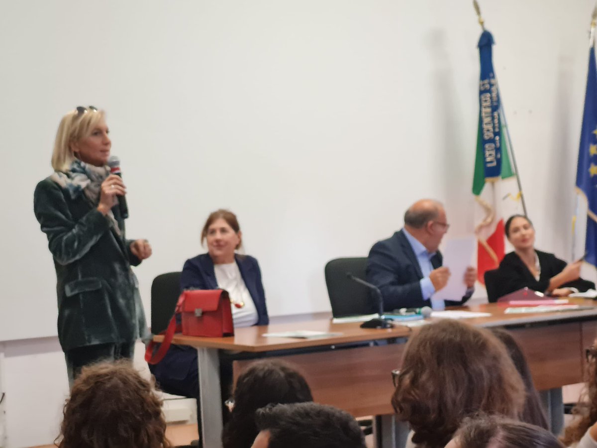 FaiLecce's tweet photo. Presentazione delle Borse di studio ‘Paolo Frascella’ c/o il liceo Scientifico Da Vinci di Maglie. Il claim di quest’anno è: “Pensa il futuro, agisci il presente”. Premiazione il 18/12. Buon lavoro ai ragazzi. @FaiPuglia @fai_cisl @CislLecce @OnofrioRota https://t.co/lyNbY5ooR2