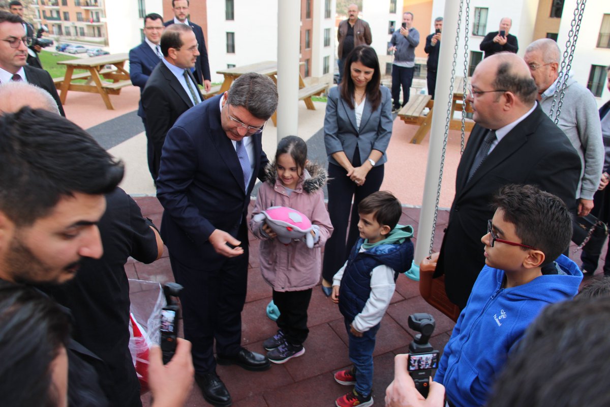 Adalet Bakanımız Sayın Yılmaz TUNÇ (<a href="/yilmaztunc/">Yılmaz TUNÇ</a> ), İzmir Adliyesi yargı teşkilatımıza kazandırılan 212 dairelik kamu personel konutlarında incelemelerde bulunarak, adalet çalışanlarımız ve aileleriyle bir araya geldi.

Sayın Bakanımızın teşrifleriyle, konutların bahçesinde