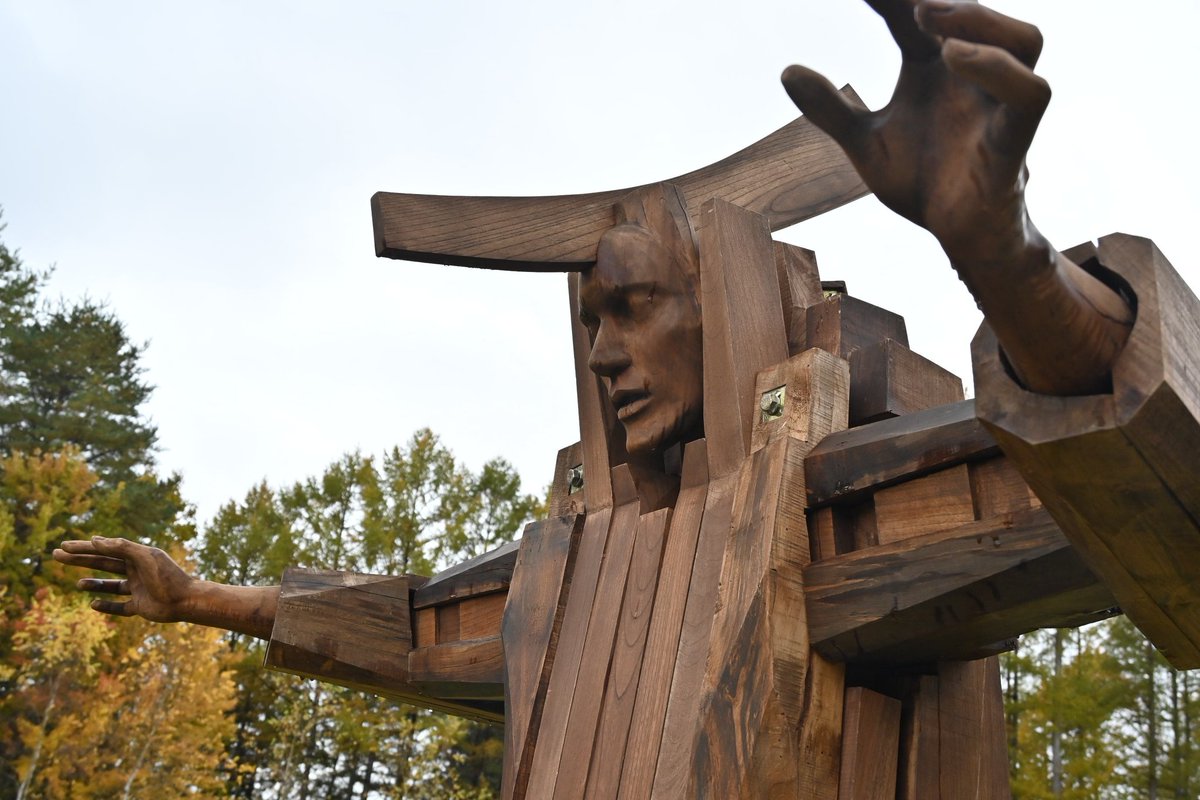 羅漢と猿の石彫刻 羅漢と猿の石彫刻 A SMALL STONE HEAD OF A LUOHAN