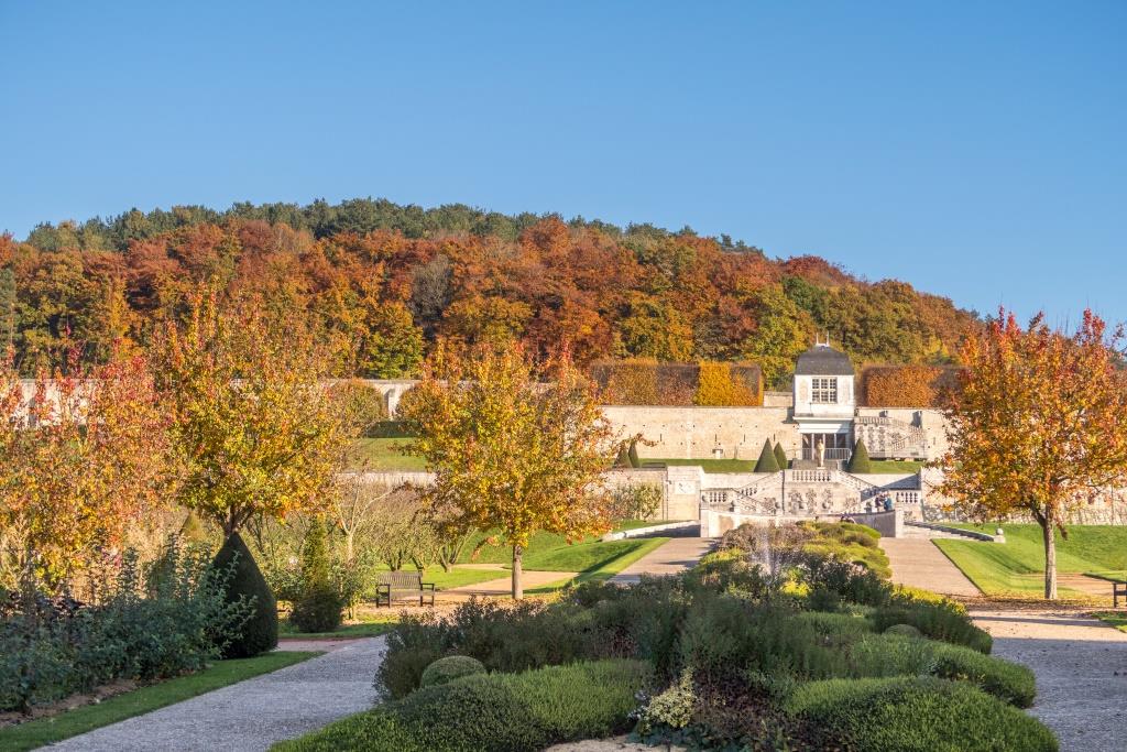 Les Jardins de l'abbaye Saint-Georges de Boscherville sont encore ouvert avant fermeture hivernale le 1/12. Située au cœur d’un méandre de la Seine, proche de #Rouen, son église abbatiale de style roman tardif est une des  plus prestigieuses de #Normandie (Crédits📷: M.Dehaye)