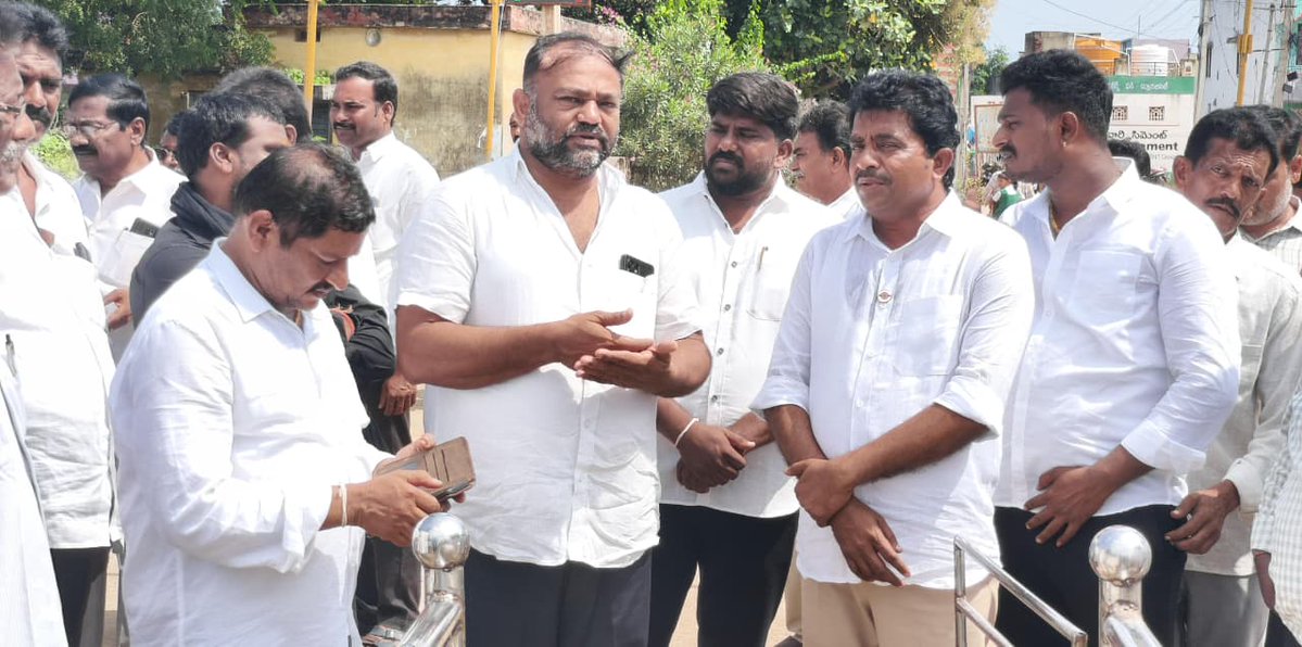 cjmraju's tweet image. ఒంటిమిట్ట సింగిల్ విండో చైర్మన్ మరియు డైరెక్టర్ల ప్రమాణ స్వీకారోత్సవంలో రాజంపేట టీడీపీ ఇన్‌చార్జ్ చమర్తి జగన్ మోహన్ రాజు గారు పాల్గొని, కొత్త బాధ్యతలు స్వీకరించిన వారికి శుభాకాంక్షలు తెలిపారు. ఆయన మాట్లాడుతూ, పదవులు మనకు ఇచ్చే గౌరవం మాత్రమే కాదు, ప్రజలు ఉంచిన నమ్మకం కూడా కాబట్టి…