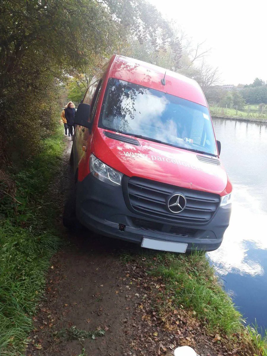 BrutusMaximusX's tweet image. A parcel force delivery driver followed sat nav down a local canal path 🫡
I've got a feeling your package maybe delayed today 🌊👇
#royalmail 
#postie
#satnav 👁️
#gps 👀