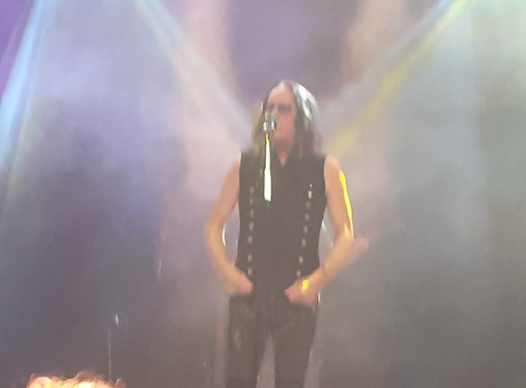 Wat een weergaloos goed concert gaf Todd Rundgren gisteravond in Tivoli. Ik beschouw Rundgren als een van de grote genieën van de popmuziek: componist, multi-instrumentalist, producer en dus ook live geweldig op dreef met zijn enorm goede band.