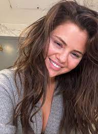 elbailedelaluna's tweet photo. these are types of pictures selena posts HERSELF
and they acusse her of editing her pics when the picture in question was not even posted by her...

i could make a thread with all make up free pictures selena constantly posts. she never tries to portray perfection on instagram. https://t.co/QGrc9eDBZc