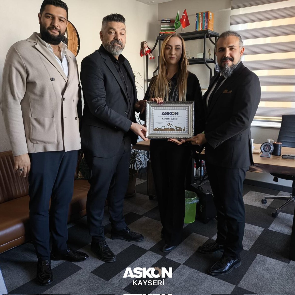 Emlak352 firma sahibi Arzu Eryiğit Hanımefendiyi iş yerinde ziyaret ederek derneğimize üyelik sürecini tamamladık.

ASKON Kayseri ailemize katılımlarından dolayı kendilerine teşekkür ediyor, hayırlı ve bereketli çalışmalar diliyoruz.

#ASKON #Kayseri #YeniÜye #Emlak352 #İşDünyası